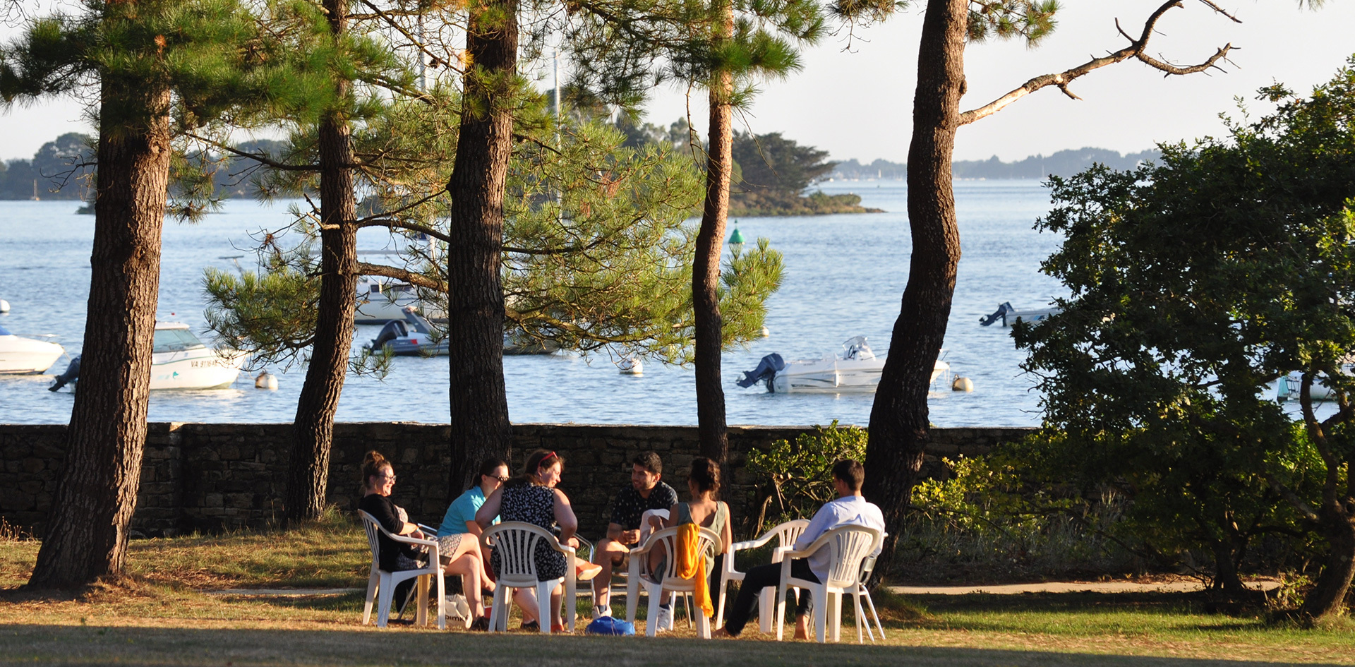 photo d'un groupe de jeunes sur des chaises