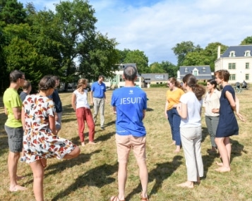 groupe de personnes en cercle